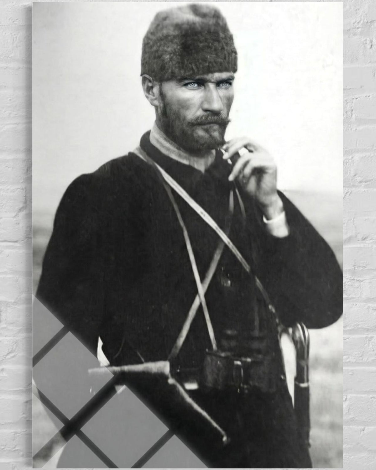 Atatürk Saha Ekipmanlı Sigaralı Cam Tablo – Otantik Duvar Dekoru