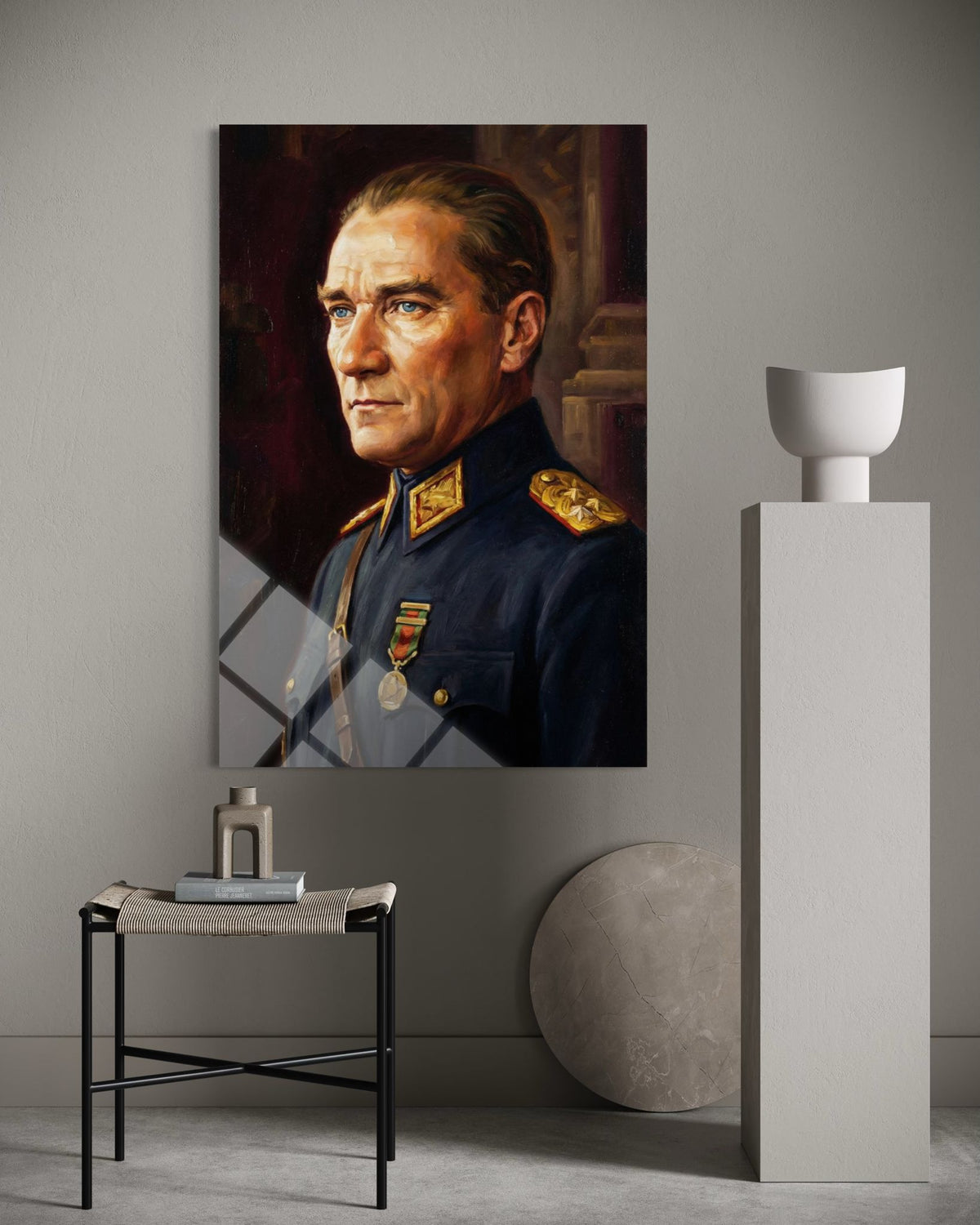 Atatürk Resim Tarzı Lacivert Üniforma Madalyalı Cam Tablo – Müze Niteliğinde Duvar Dekoru
