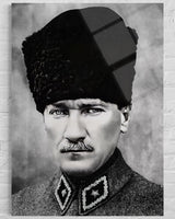 Atatürk Yakın Plan Kalpaklı Siyah Beyaz Cam Tablo – Dokulu Duvar Dekoru