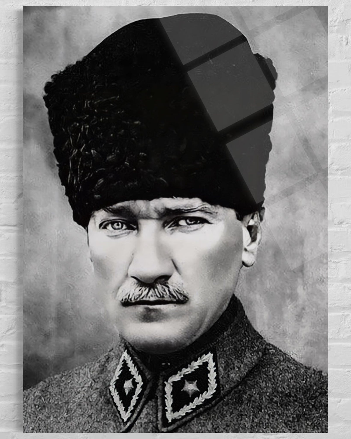 Atatürk Yakın Plan Kalpaklı Siyah Beyaz Cam Tablo – Dokulu Duvar Dekoru