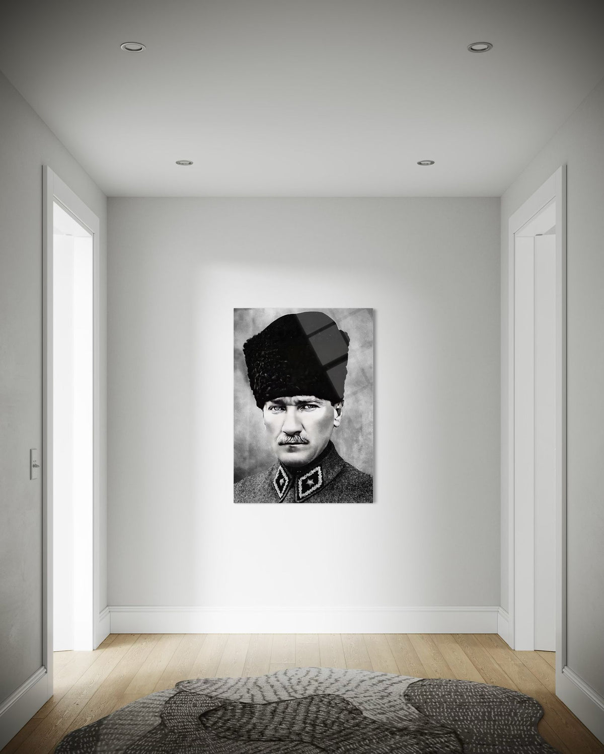 Atatürk Yakın Plan Kalpaklı Siyah Beyaz Cam Tablo – Dokulu Duvar Dekoru