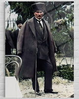 Atatürk Bahçede Bastonlu Renklendirilmiş Tarihi Cam Tablo – Duvar Dekoru