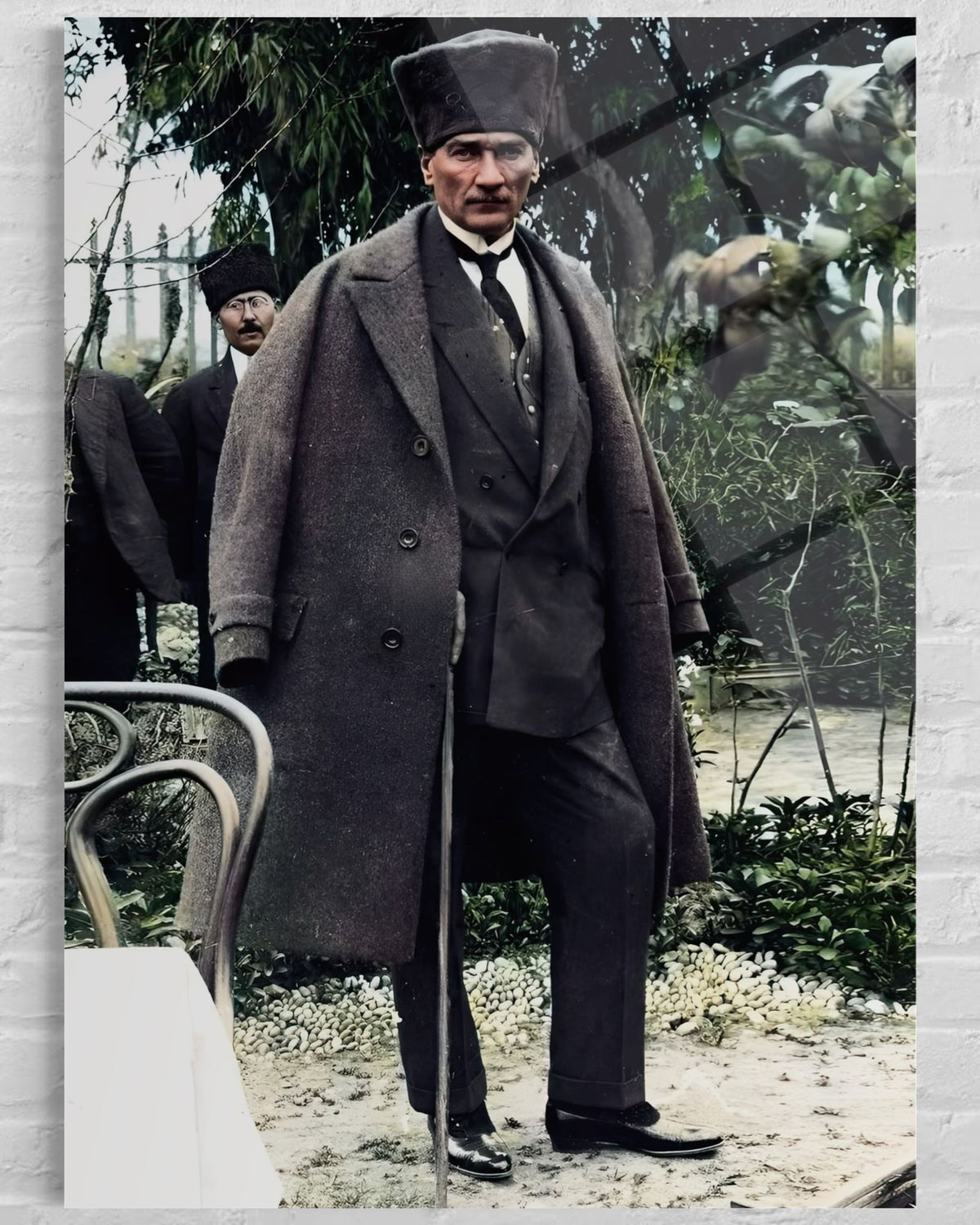 Atatürk Bahçede Bastonlu Renklendirilmiş Tarihi Cam Tablo – Duvar Dekoru