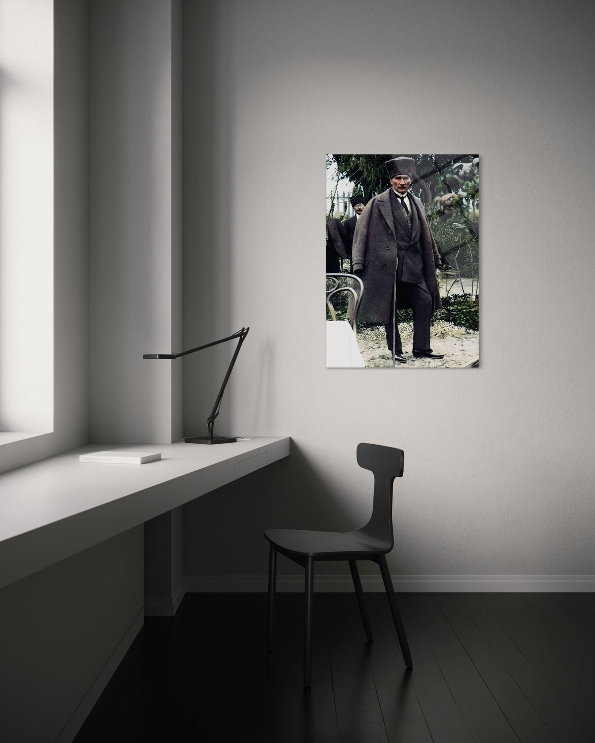 Atatürk Bahçede Bastonlu Renklendirilmiş Tarihi Cam Tablo – Duvar Dekoru