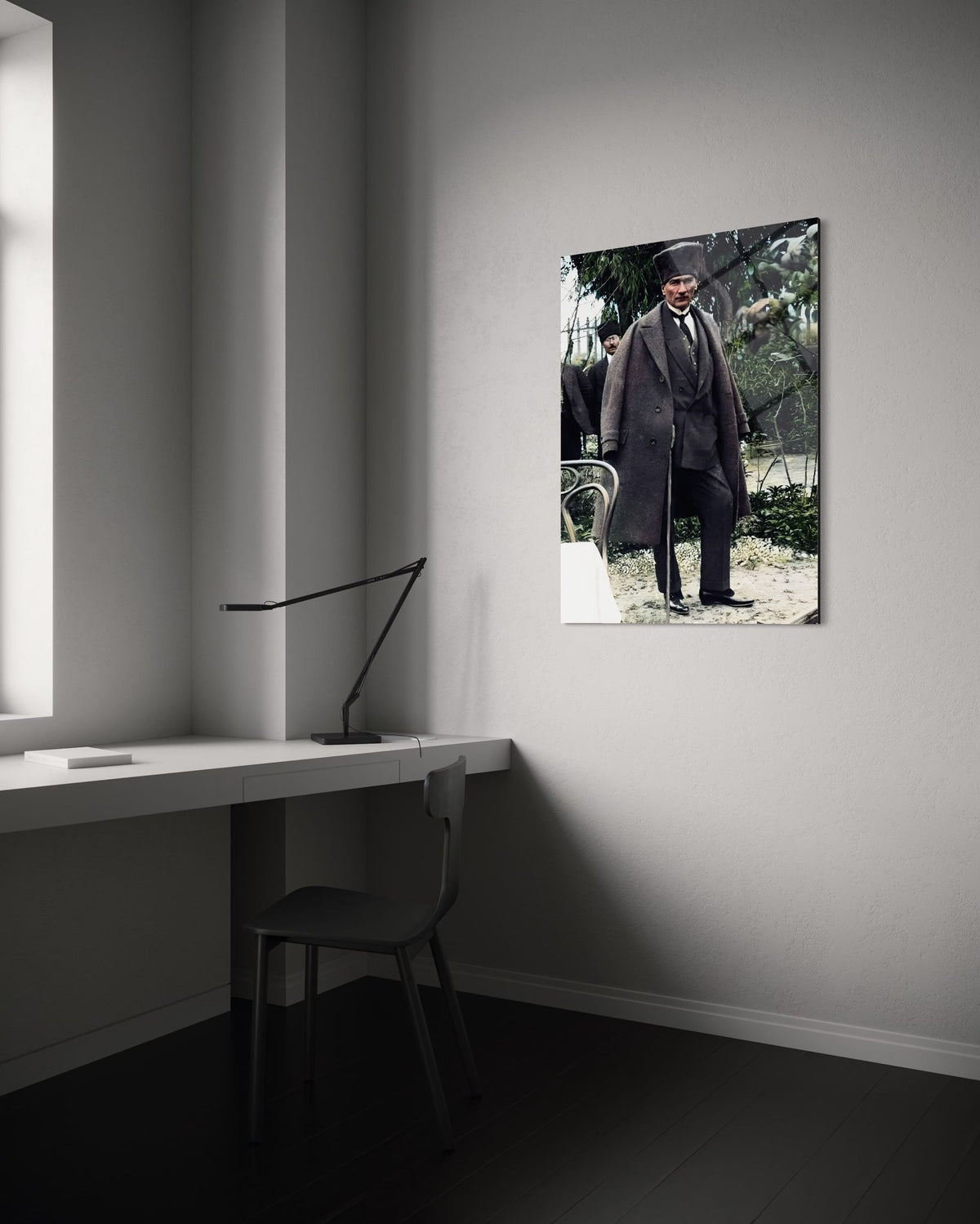 Atatürk Bahçede Bastonlu Renklendirilmiş Tarihi Cam Tablo – Duvar Dekoru