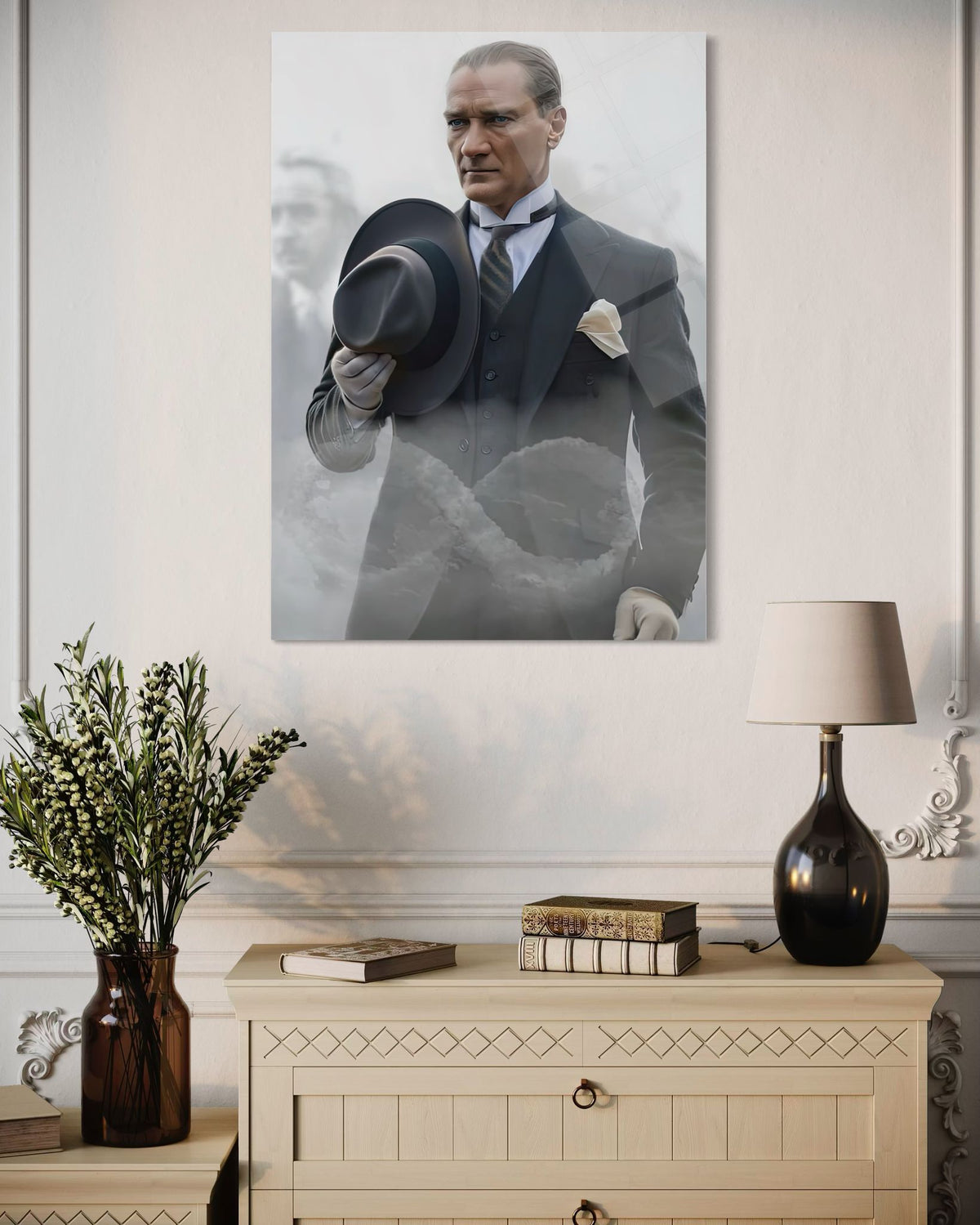 Atatürk Şapkalı Sisli Sanatsal Cam Tablo – Krem Ton Duvar Dekoru