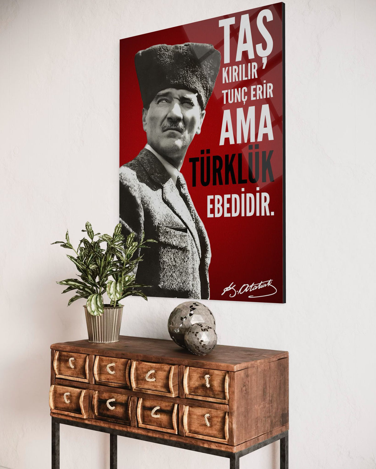 Atatürk "Türklük Ebedidir" Sözlü Kırmızı Fon Cam Tablo – Duvar Dekoru