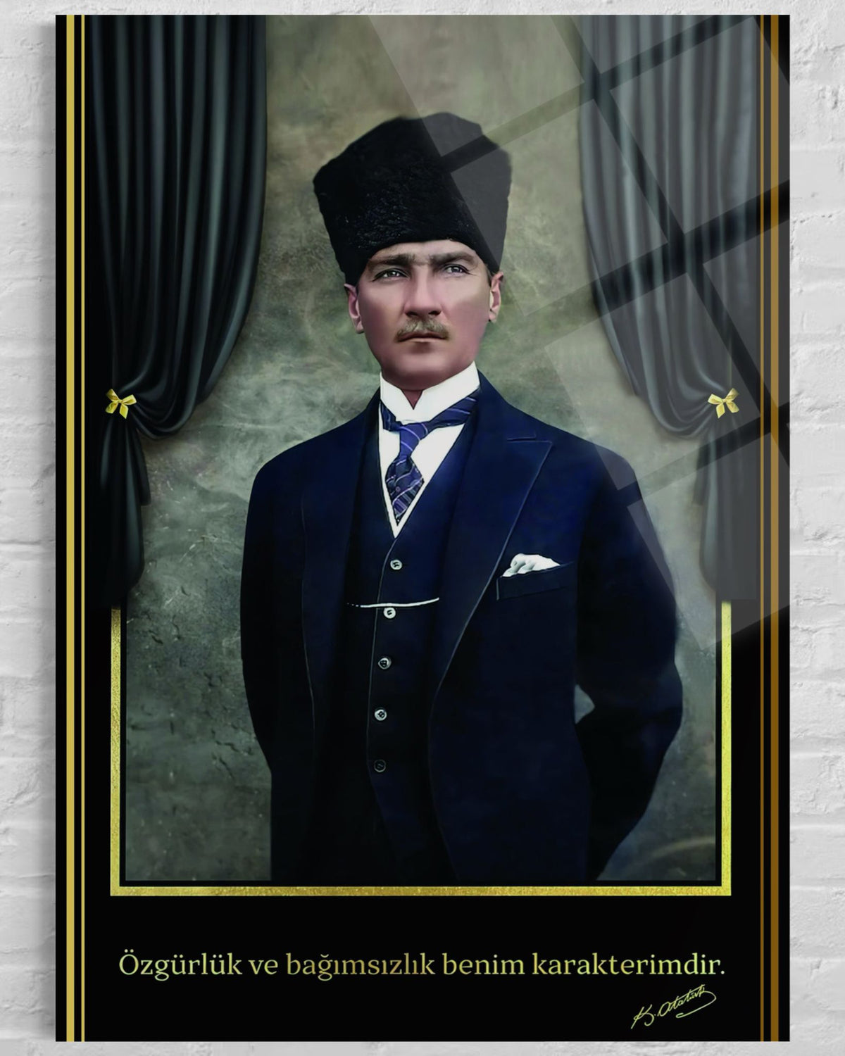 Atatürk "Özgürlük ve Bağımsızlık" Sözlü Cam Tablo – Klasik Portre Duvar Dekoru