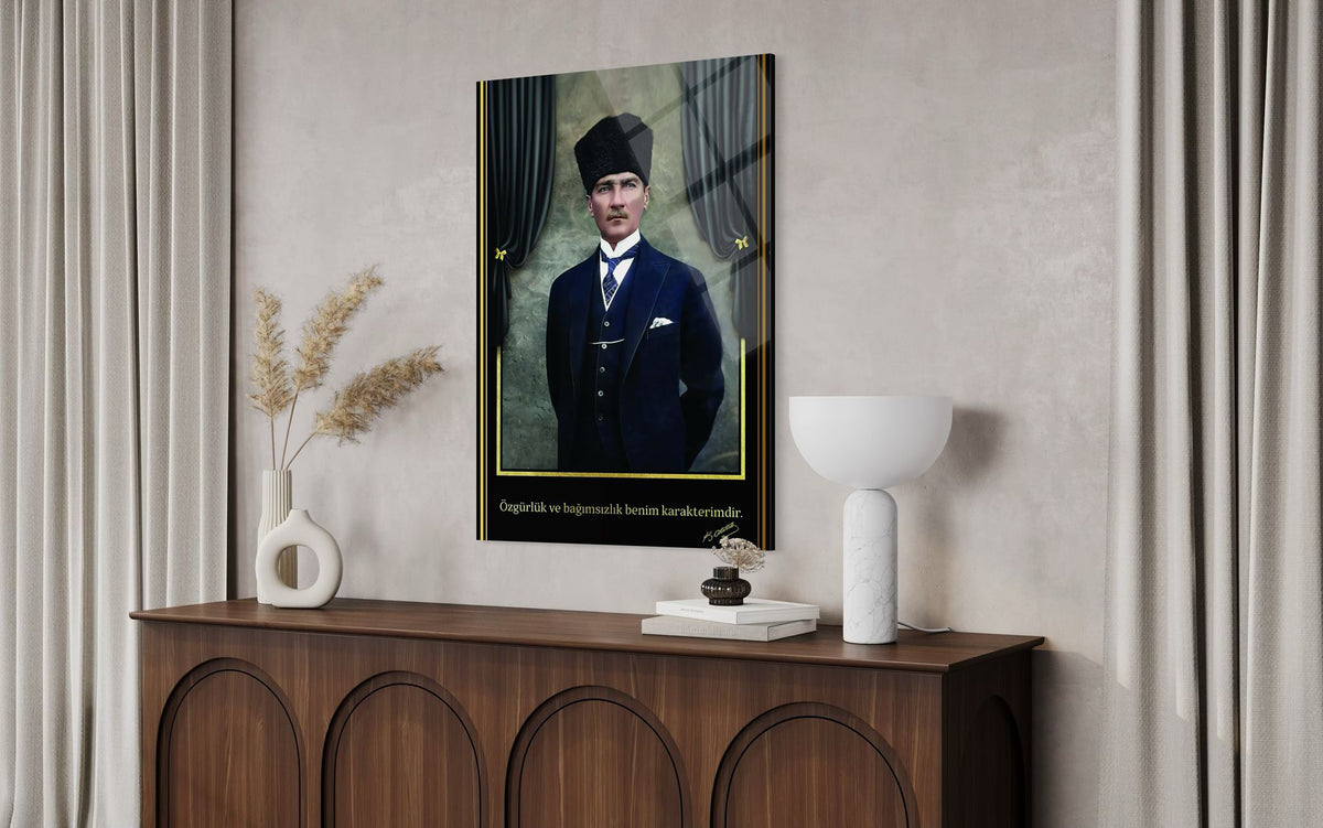 Atatürk "Özgürlük ve Bağımsızlık" Sözlü Cam Tablo – Klasik Portre Duvar Dekoru