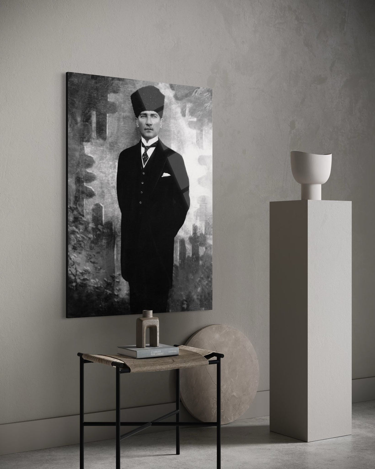 Atatürk Tam Boy Kalpaklı Siyah Beyaz Cam Tablo – Minimalist Duvar Dekoru