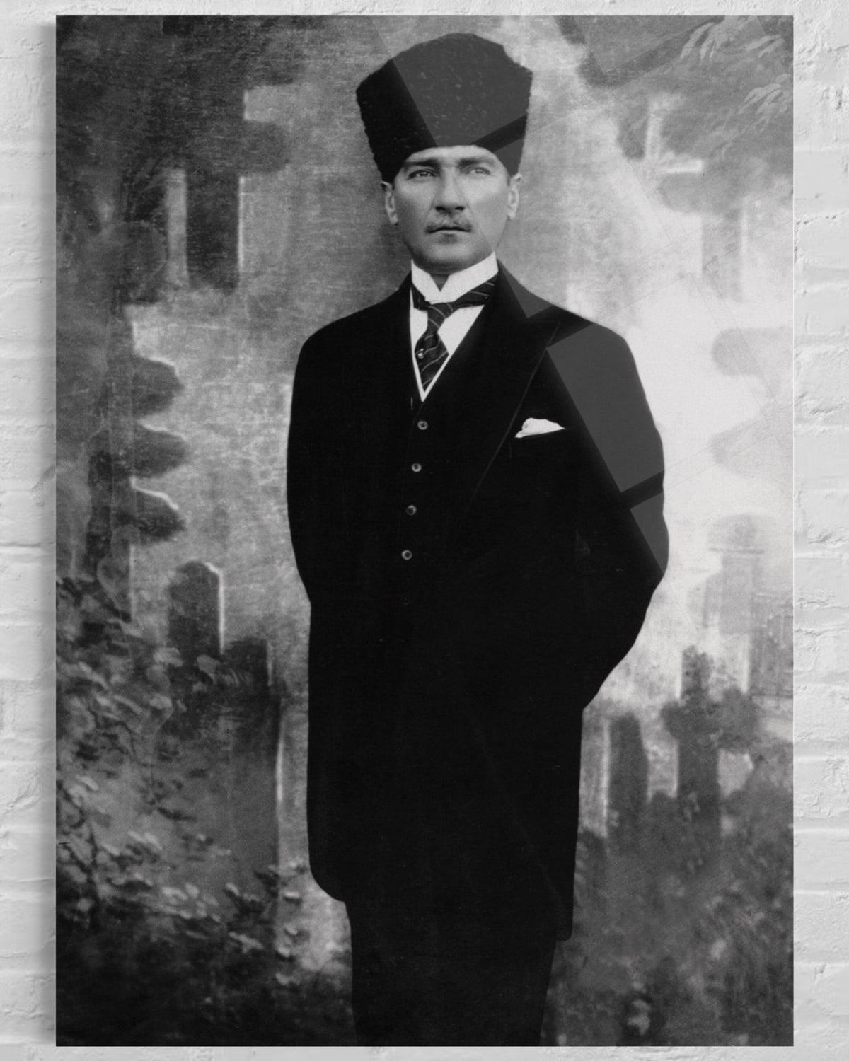 Atatürk Tam Boy Kalpaklı Siyah Beyaz Cam Tablo – Minimalist Duvar Dekoru