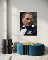 Atatürk Papyonlu Şık Portre Cam Tablo – Modern Sanat Duvar Dekoru