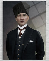 Atatürk Kalpaklı Bordo Kravatlı Klasik Portre Cam Tablo – Sıcak Ton Duvar Dekoru