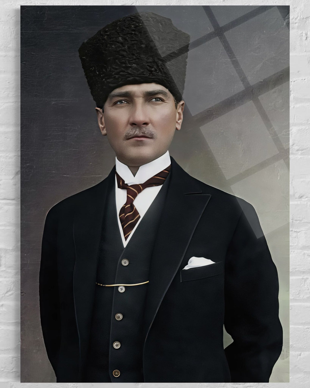 Atatürk Kalpaklı Bordo Kravatlı Klasik Portre Cam Tablo – Sıcak Ton Duvar Dekoru