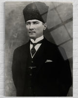 Atatürk Klasik Stüdyo Portre Cam Tablo – Zamansız Duvar Dekoru