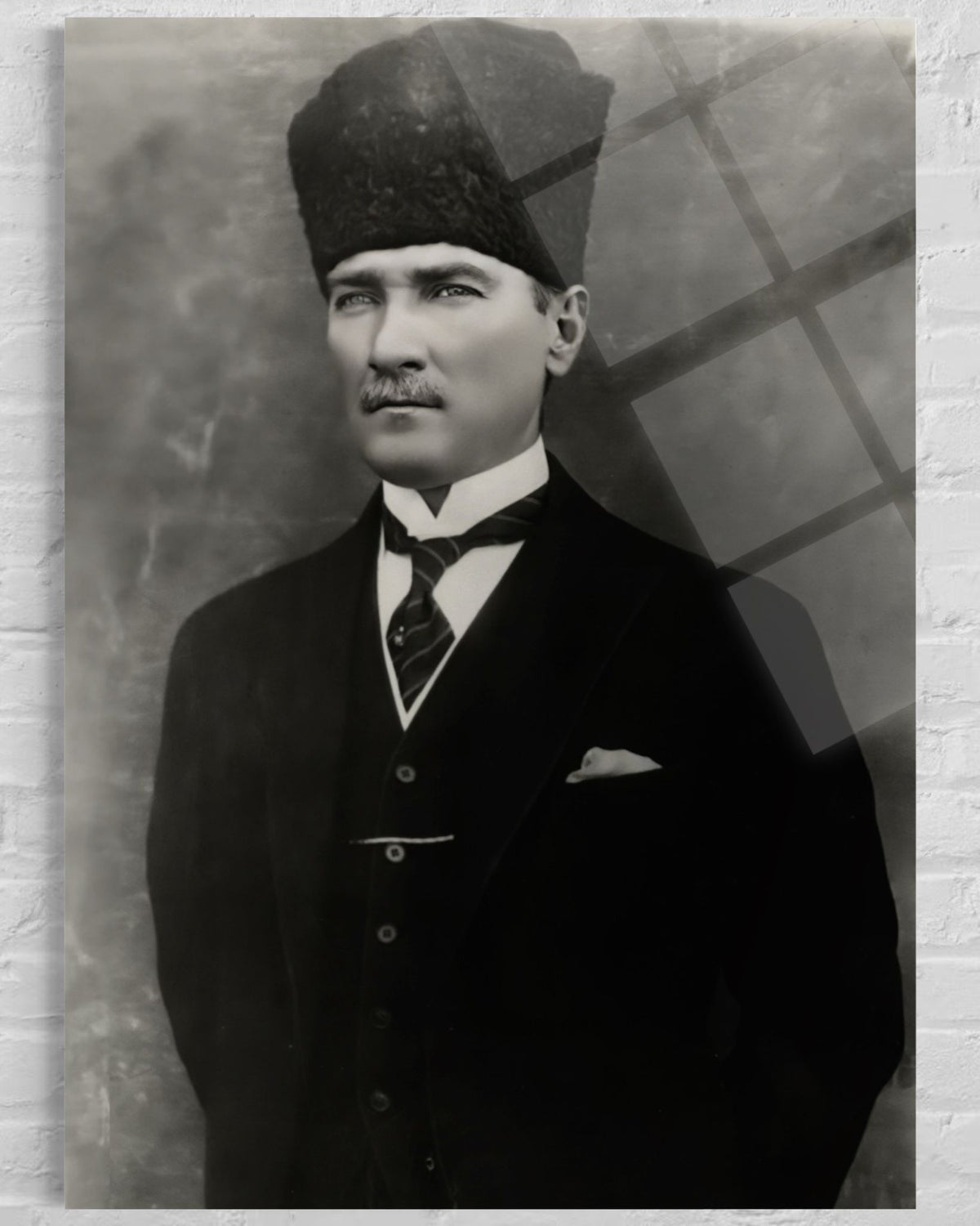Atatürk Klasik Stüdyo Portre Cam Tablo – Zamansız Duvar Dekoru