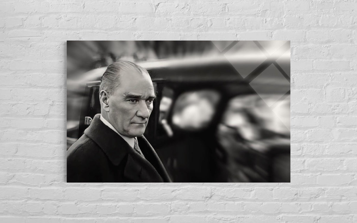 Atatürk Sinematik Siyah Beyaz Portre Cam Tablo – Dramatik Duvar Dekoru