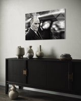 Atatürk Sinematik Siyah Beyaz Portre Cam Tablo – Dramatik Duvar Dekoru