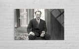 Atatürk Oturur Pozda Klasik Siyah Beyaz Cam Tablo – Tarihi Duvar Dekoru