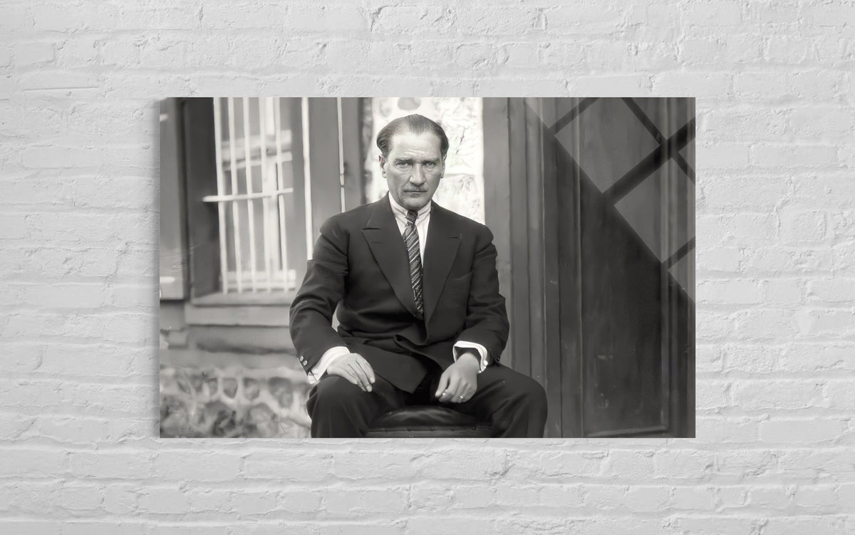 Atatürk Oturur Pozda Klasik Siyah Beyaz Cam Tablo – Tarihi Duvar Dekoru