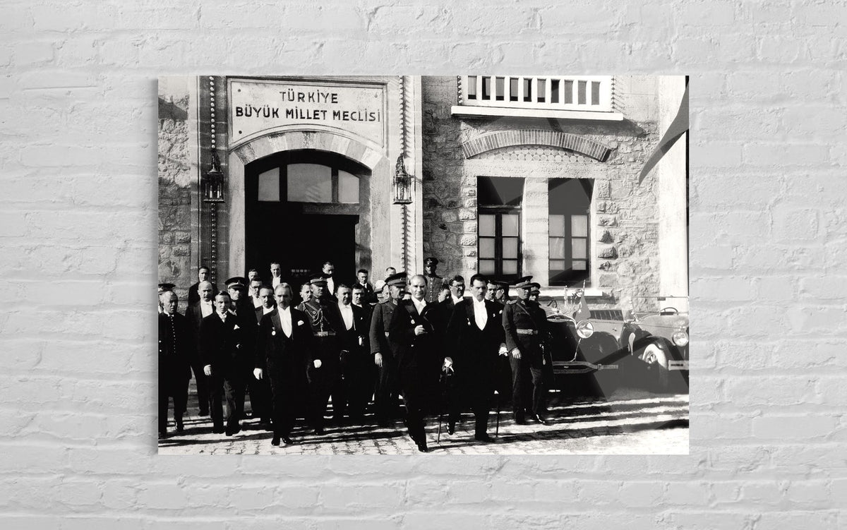 Atatürk Meclis Binası Önünde Tarihi Fotoğraf Cam Tablo – Belgesel Duvar Dekoru