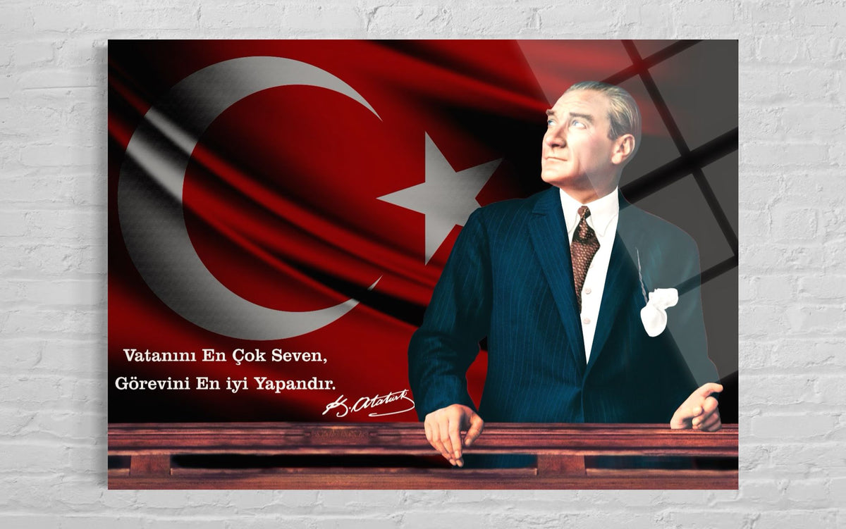 Atatürk "Vatanını En Çok Seven" Sözlü Cam Tablo – Bayraklı Duvar Dekoru