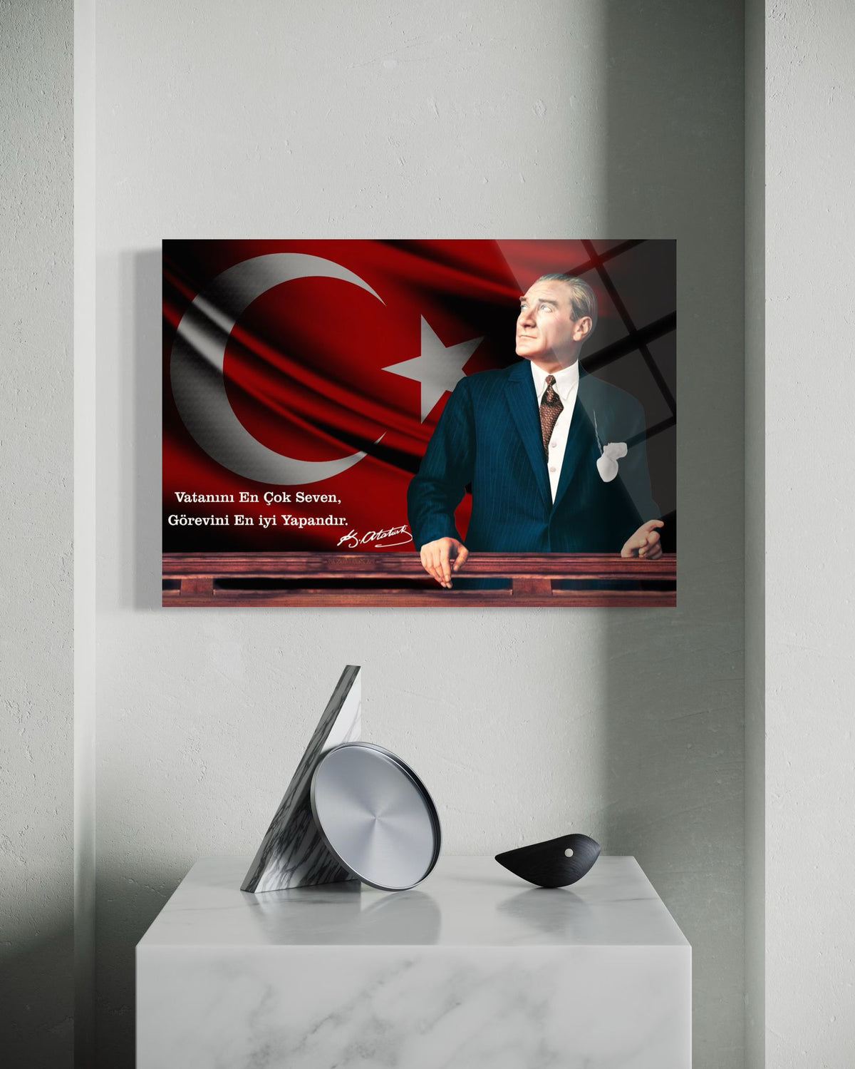 Atatürk "Vatanını En Çok Seven" Sözlü Cam Tablo – Bayraklı Duvar Dekoru