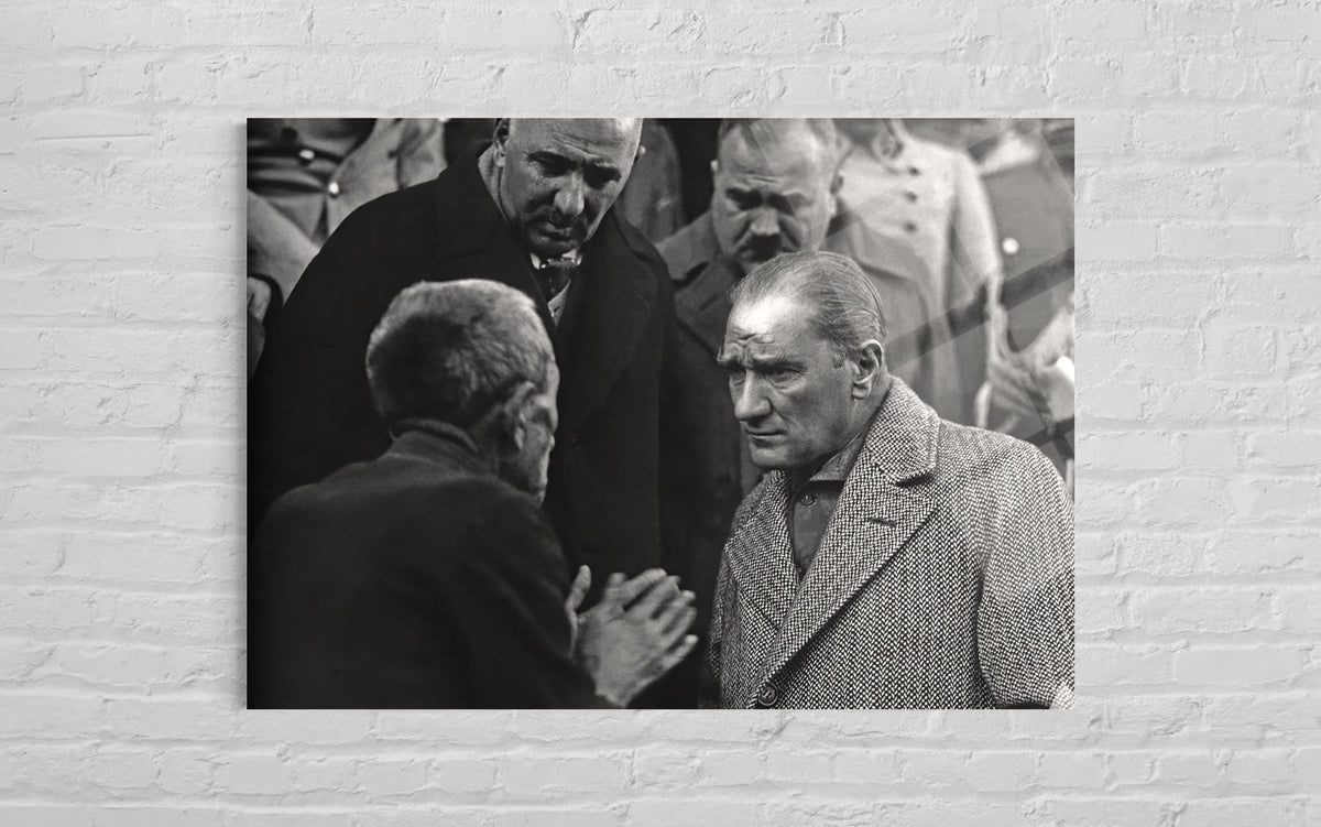Atatürk Sohbet Anı Belgesel Fotoğraf Cam Tablo – Otantik Duvar Dekoru