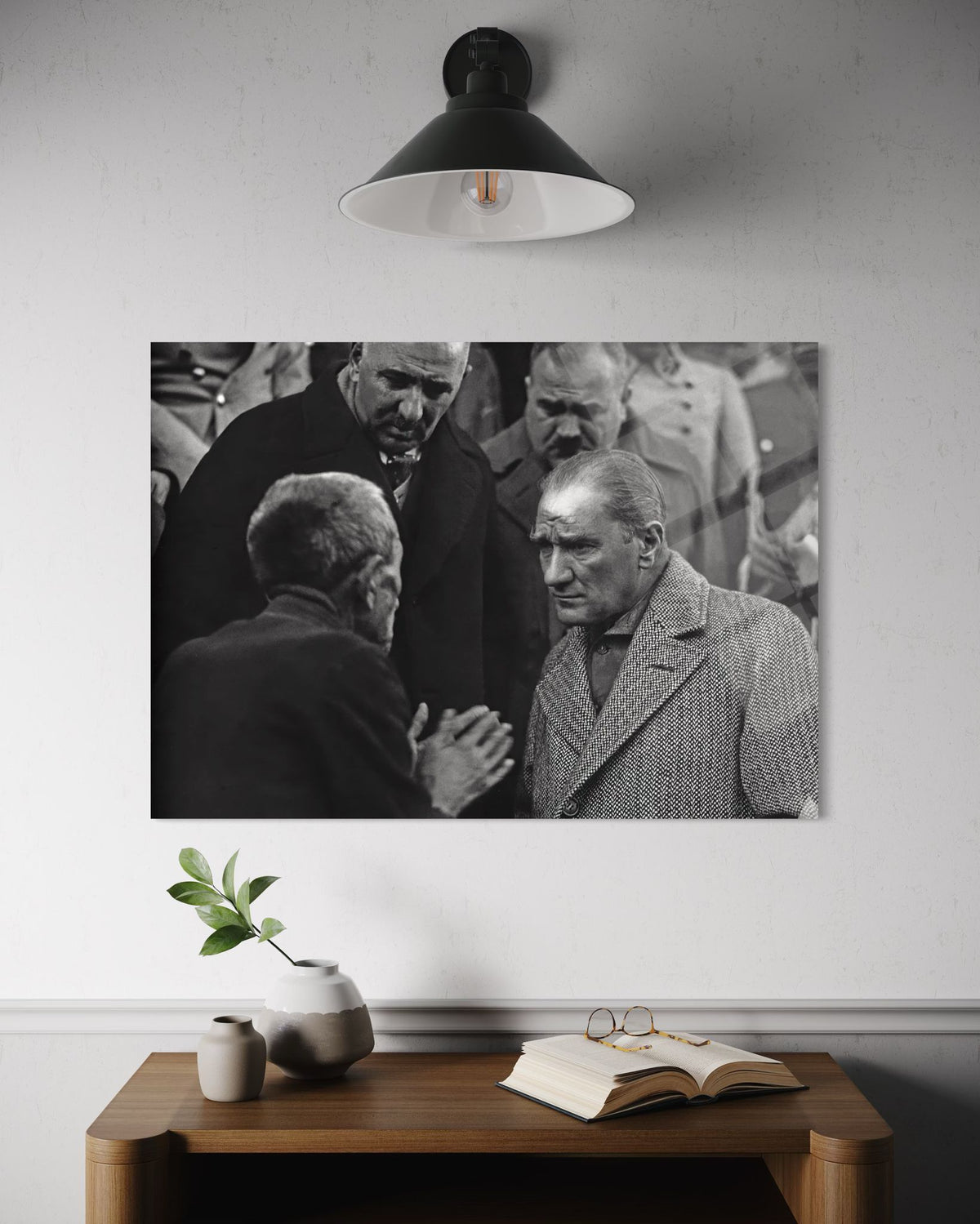 Atatürk Sohbet Anı Belgesel Fotoğraf Cam Tablo – Otantik Duvar Dekoru