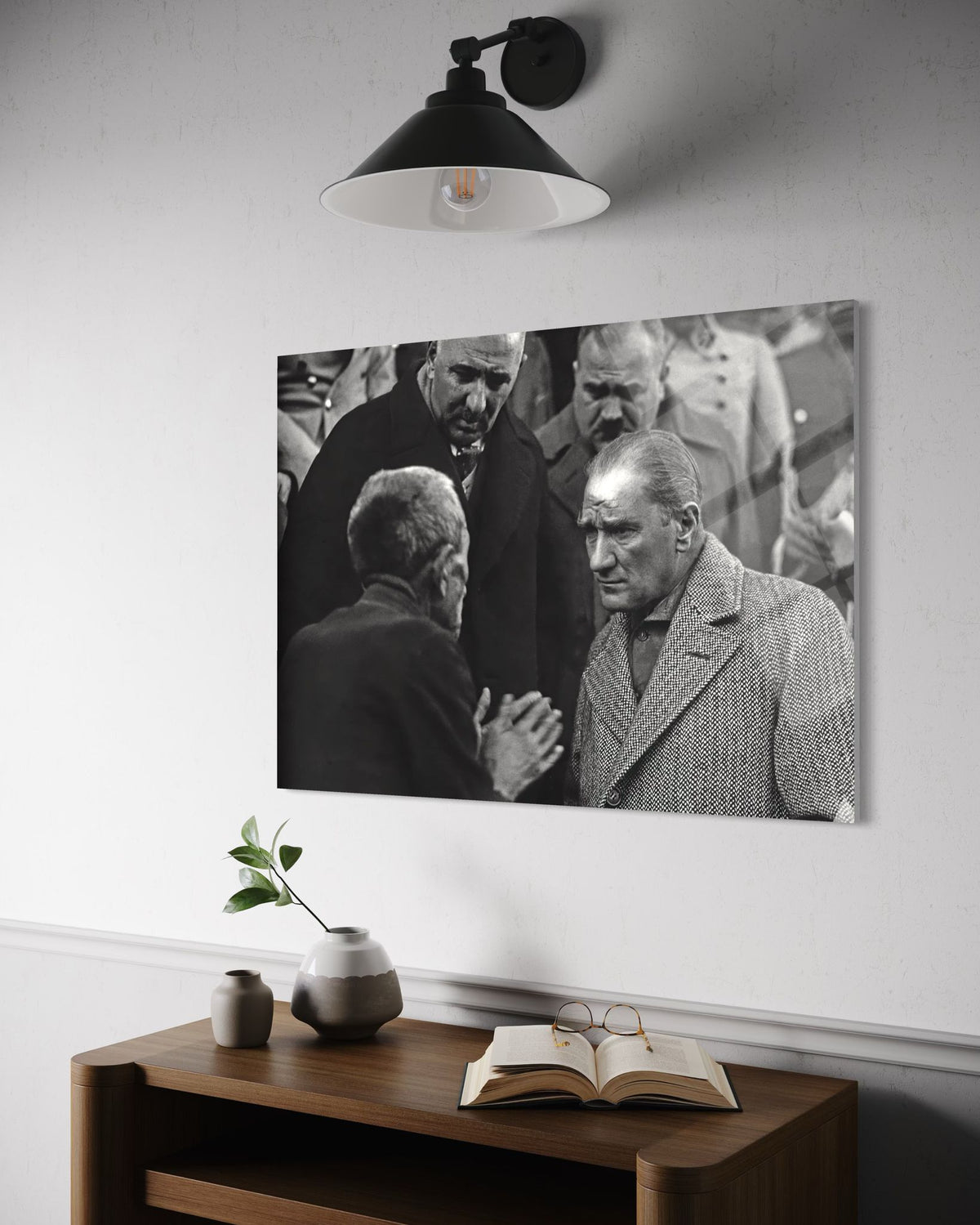 Atatürk Sohbet Anı Belgesel Fotoğraf Cam Tablo – Otantik Duvar Dekoru