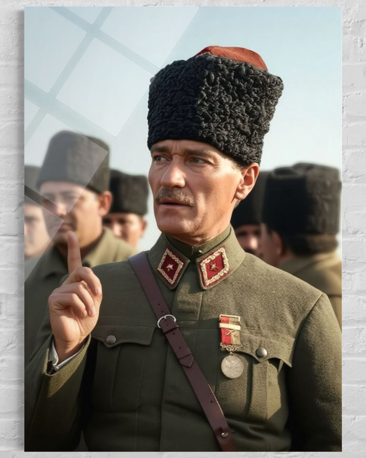 Atatürk Konuşma Anı Vurgulu Poz Cam Tablo – Liderlik Duvar Dekoru