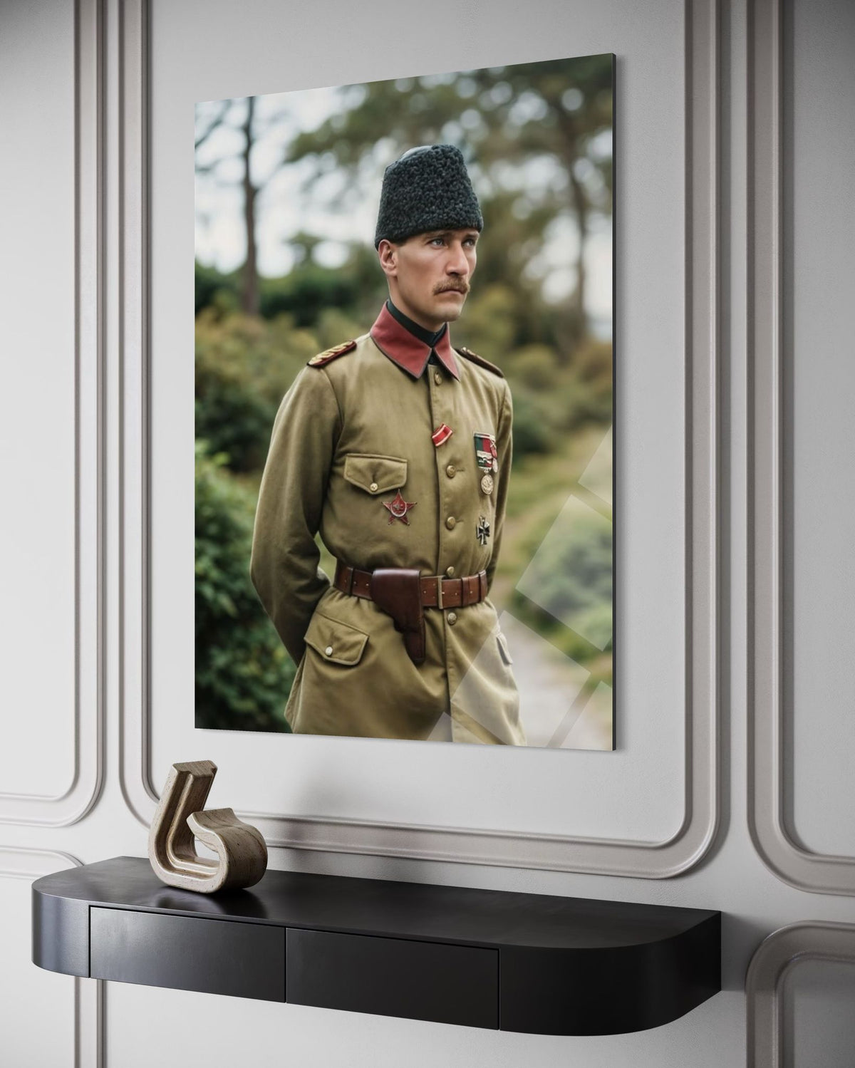 Atatürk Kırmızı Yakalı Askeri Üniforma Doğa Fonlu Cam Tablo – Otantik Duvar Dekoru