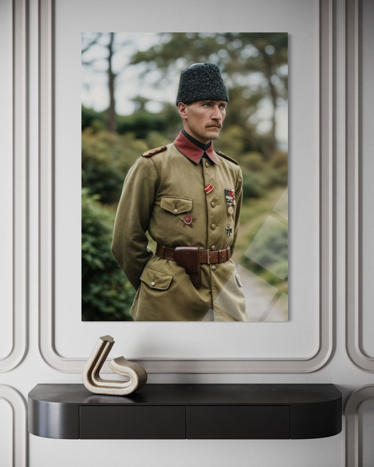 Atatürk Kırmızı Yakalı Askeri Üniforma Doğa Fonlu Cam Tablo – Otantik Duvar Dekoru