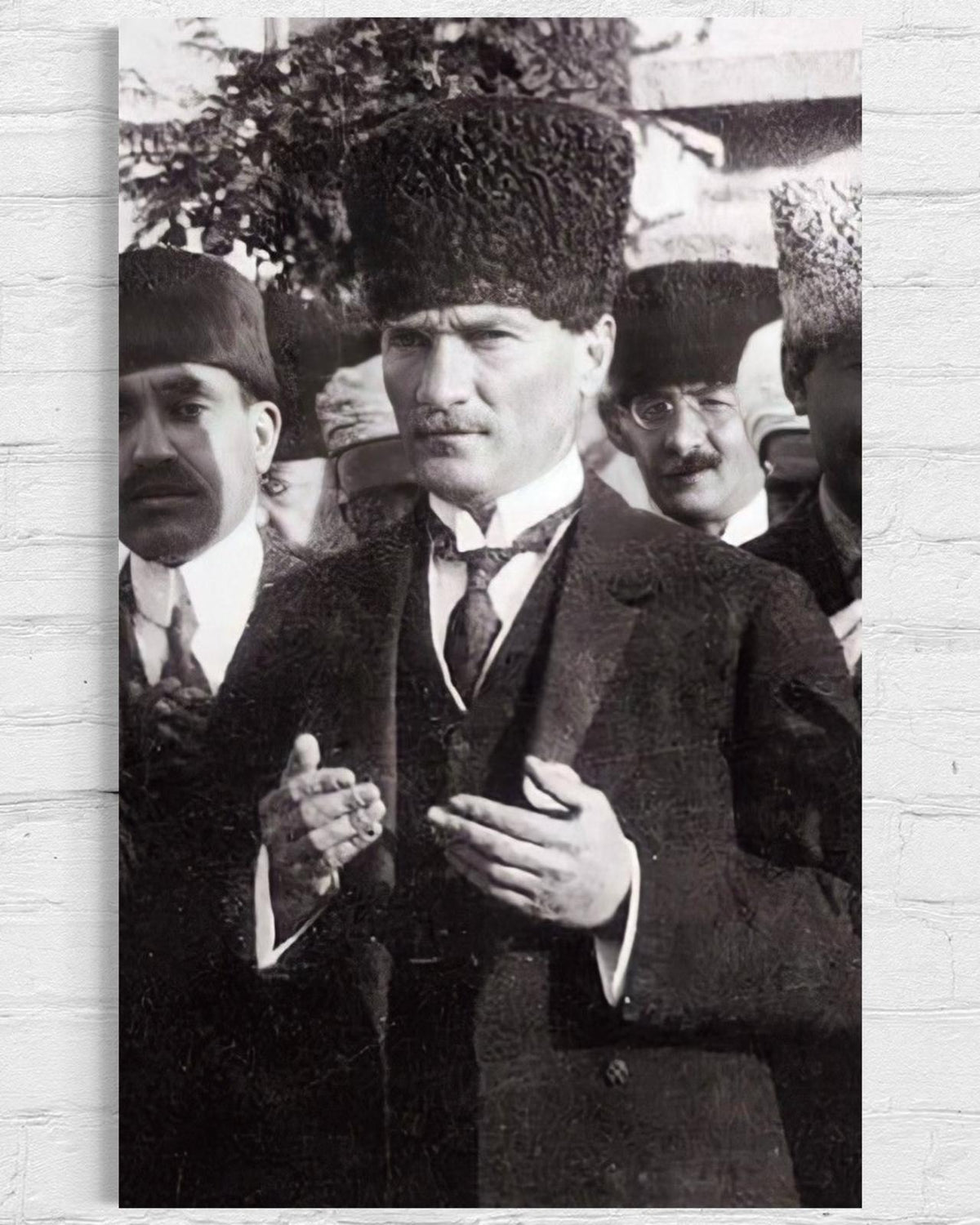 Atatürk Devlet Adamlarıyla Otantik Tarihi Fotoğraf Cam Tablo – Belgesel Duvar Dekoru
