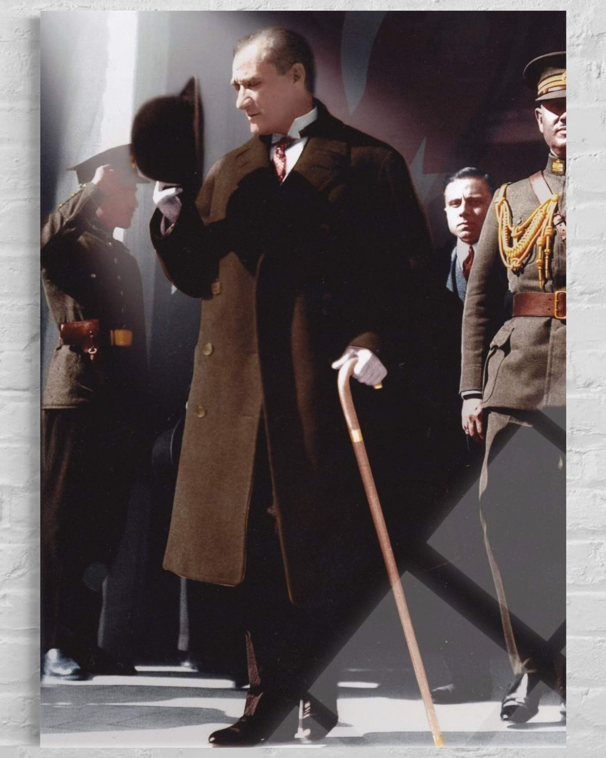 Atatürk Şapka Selamı Bastonlu Törensel Cam Tablo – Asil Duvar Dekoru