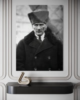 Atatürk Kürk Kalpaklı Kalın Paltolu Ciddi Portre Cam Tablo – Otoriter Duvar Dekoru
