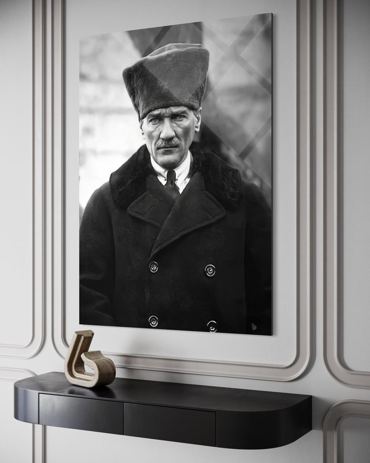 Atatürk Kürk Kalpaklı Kalın Paltolu Ciddi Portre Cam Tablo – Otoriter Duvar Dekoru