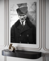 Atatürk Kürk Kalpaklı Kalın Paltolu Ciddi Portre Cam Tablo – Otoriter Duvar Dekoru