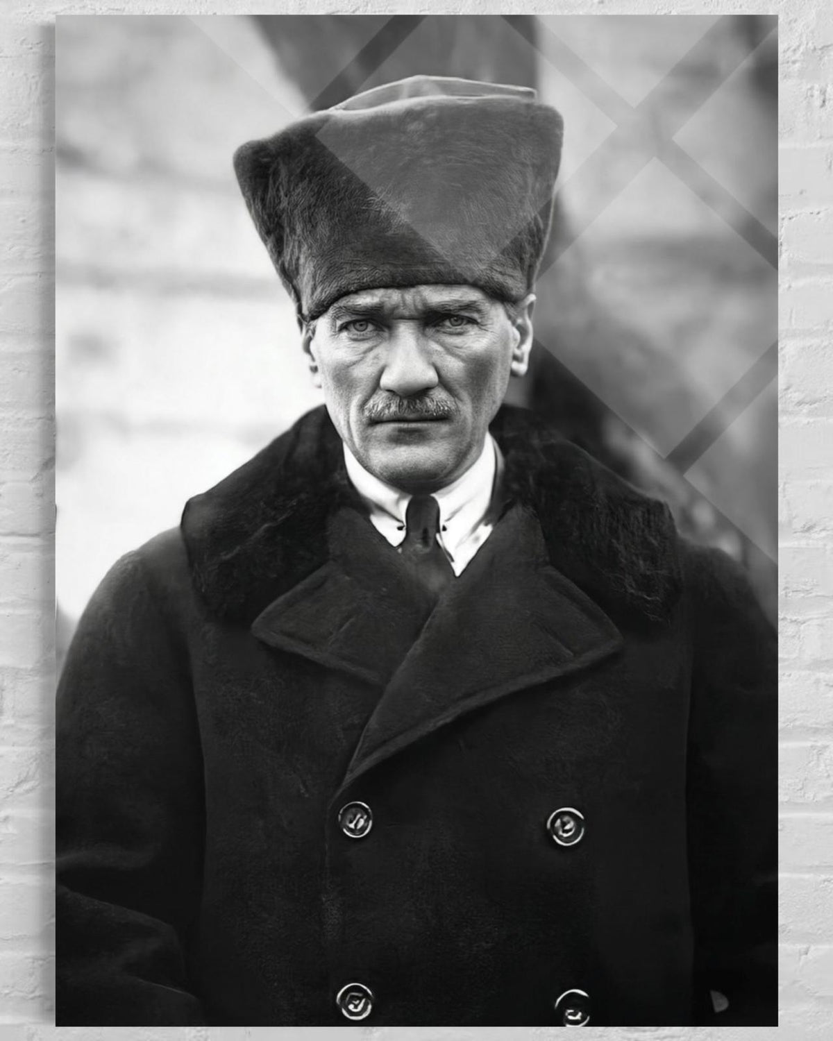 Atatürk Kürk Kalpaklı Kalın Paltolu Ciddi Portre Cam Tablo – Otoriter Duvar Dekoru