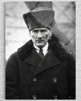 Atatürk Kürk Kalpaklı Kalın Paltolu Ciddi Portre Cam Tablo – Otoriter Duvar Dekoru