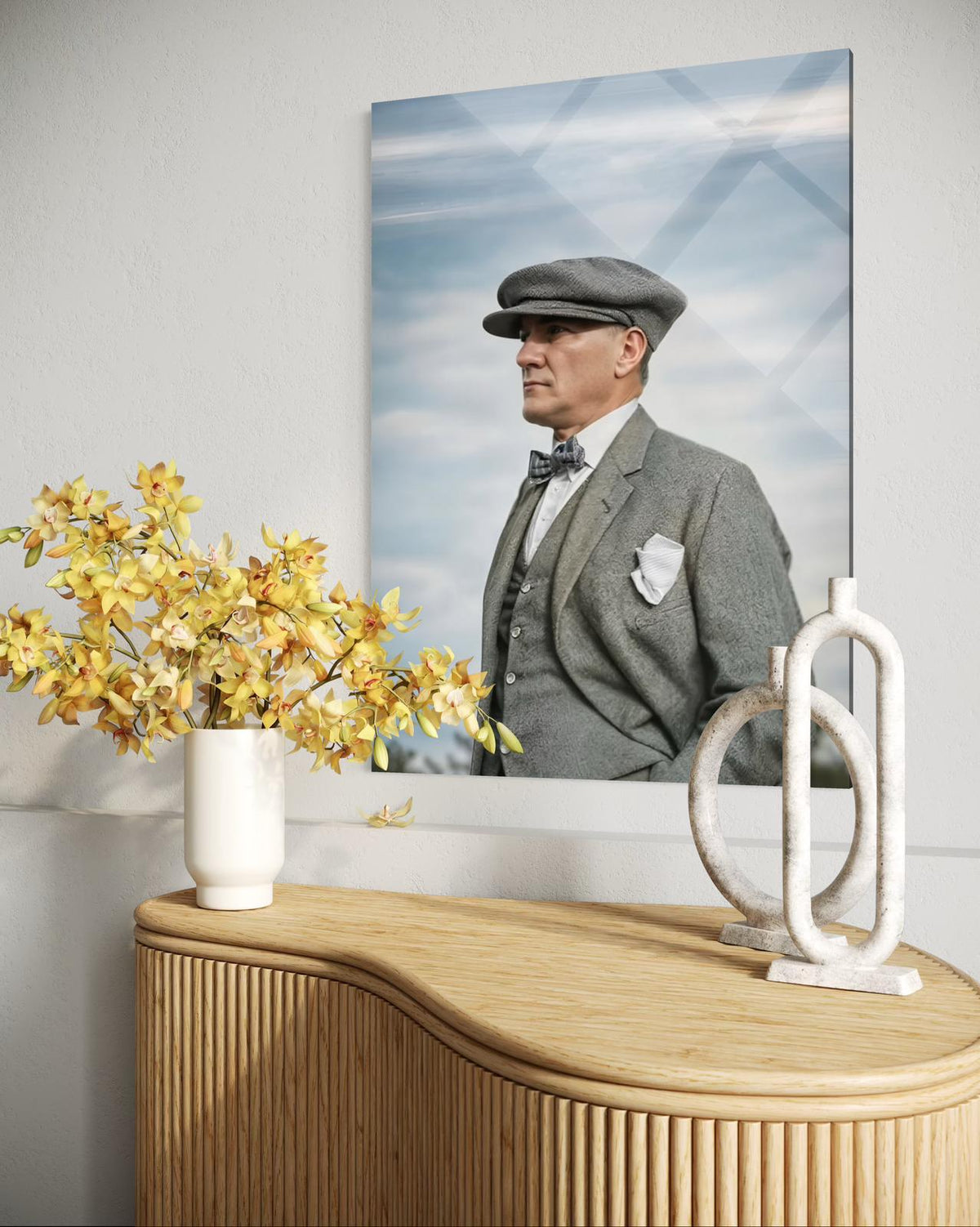 Atatürk Kasketli Gökyüzü Fonlu Cam Tablo – Minimalist Duvar Dekoru