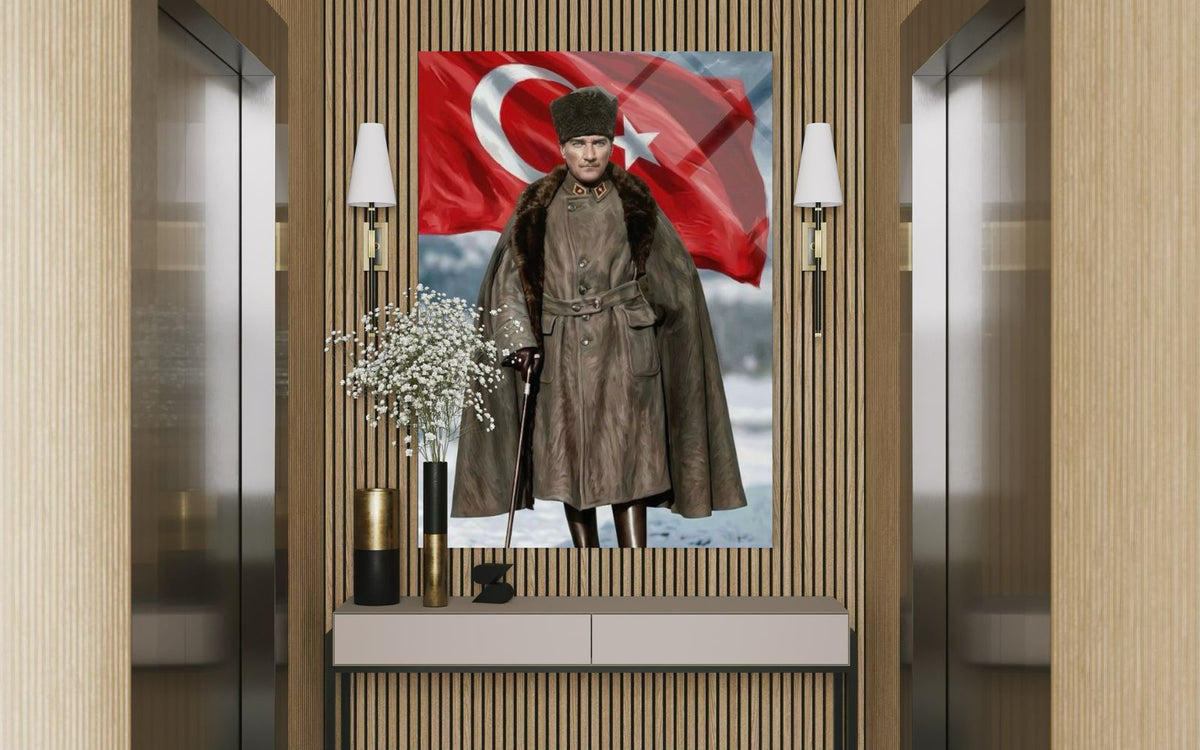 Atatürk Kürk Yakalı Palto ve Bastonla Kar Manzaralı Bayrak Fonlu Cam Tablo – Epik Duvar Dekoru