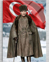 Atatürk Kürk Yakalı Palto ve Bastonla Kar Manzaralı Bayrak Fonlu Cam Tablo – Epik Duvar Dekoru