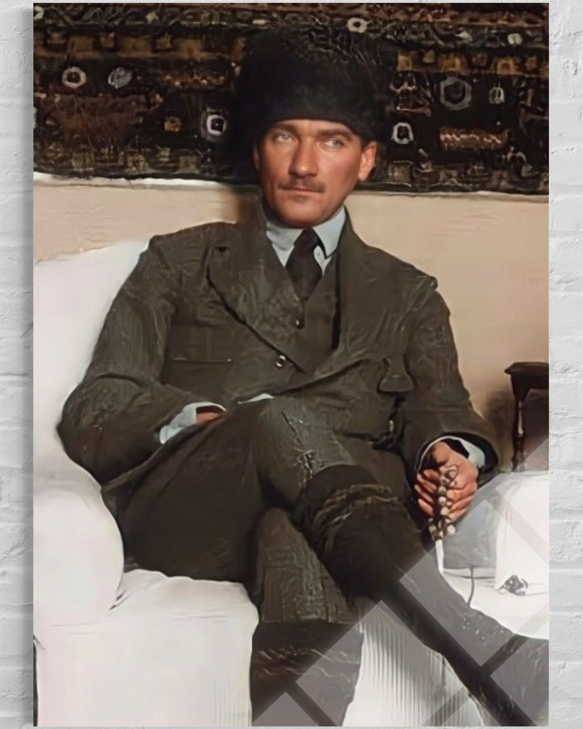 Atatürk Kalpaklı Rahat Oturuş Renklendirilmiş Cam Tablo – Samimi Duvar Dekoru