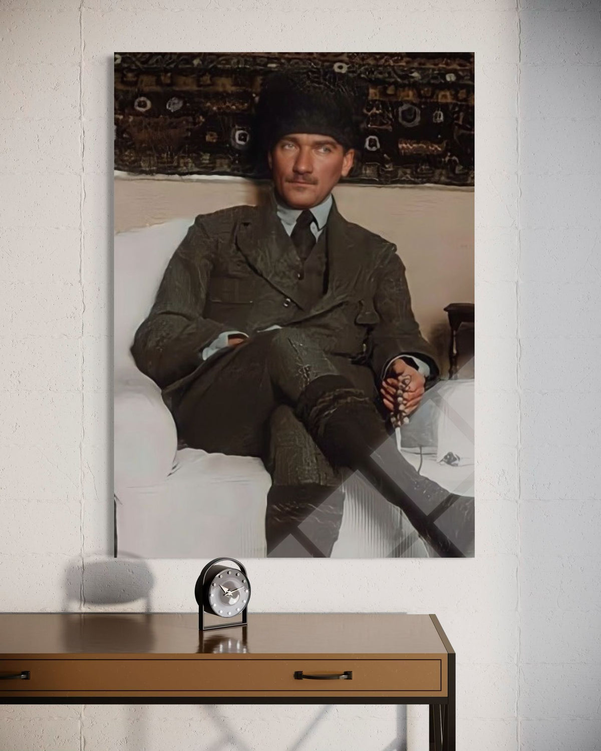Atatürk Kalpaklı Rahat Oturuş Renklendirilmiş Cam Tablo – Samimi Duvar Dekoru