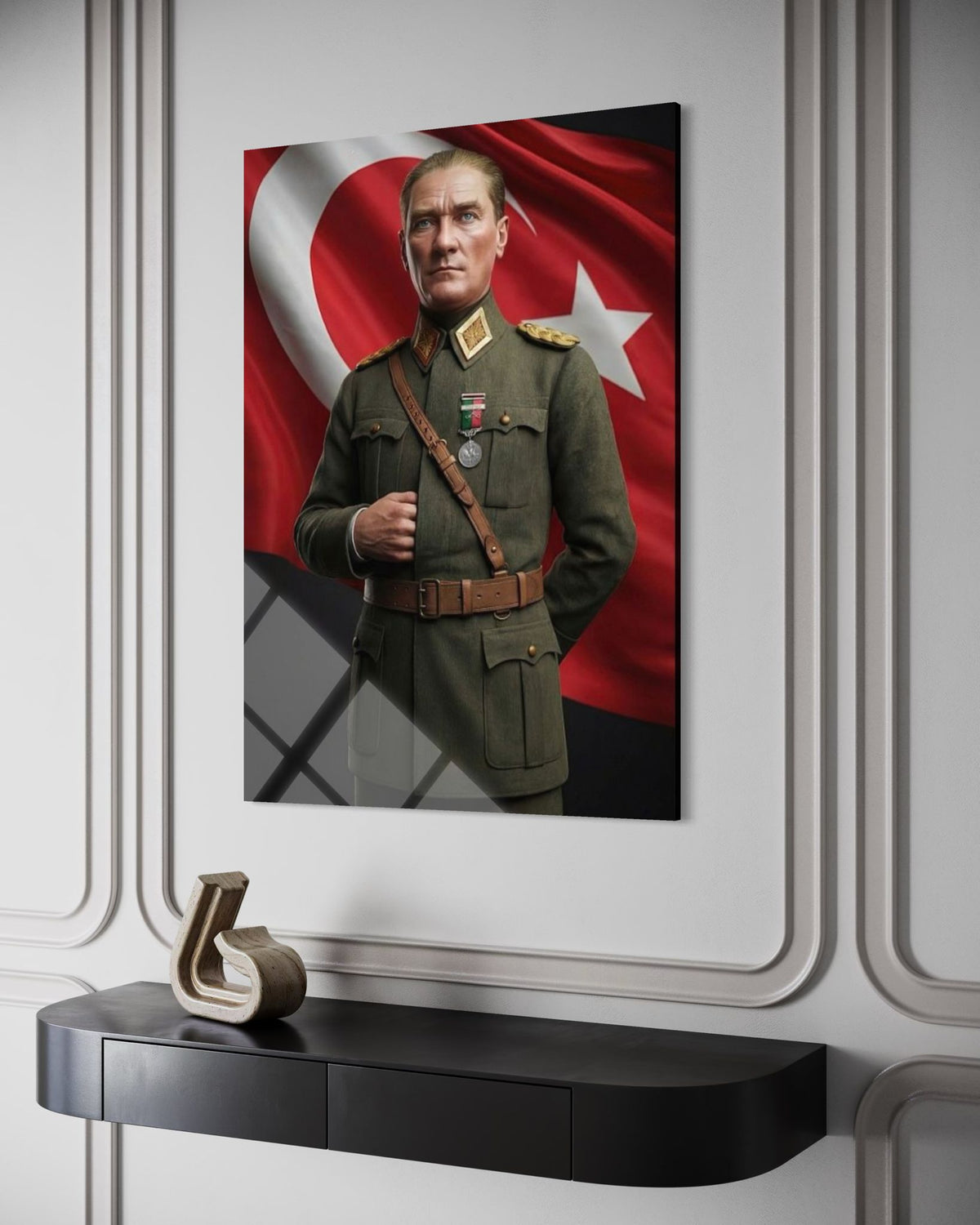 Atatürk Zeytin Yeşili Üniformalı Dev Türk Bayrağı Fonlu Cam Tablo – Vatansever Duvar Dekoru