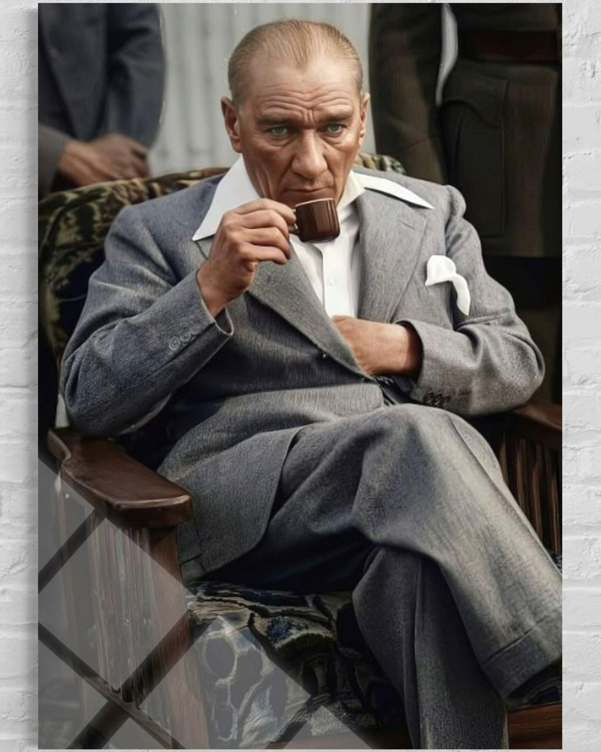 Atatürk Kahve Yudumlarken Renklendirilmiş Cam Tablo – Samimi Duvar Dekoru