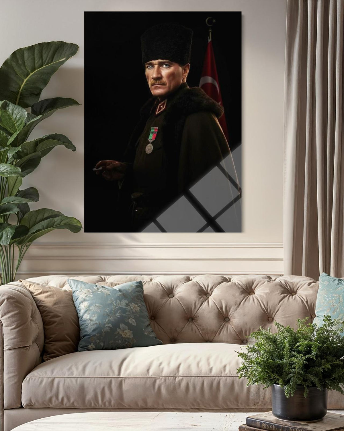 Atatürk Kürklü Pelerinli Sigaralı Dramatik Portre Cam Tablo – Sinematik Duvar Dekoru