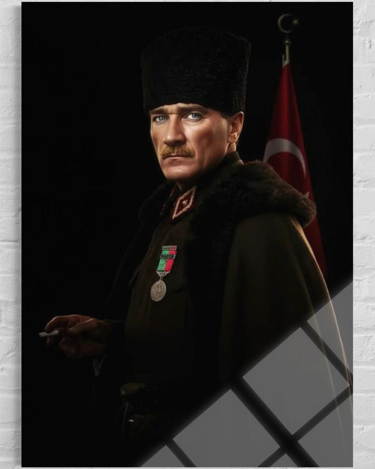 Atatürk Kürklü Pelerinli Sigaralı Dramatik Portre Cam Tablo – Sinematik Duvar Dekoru