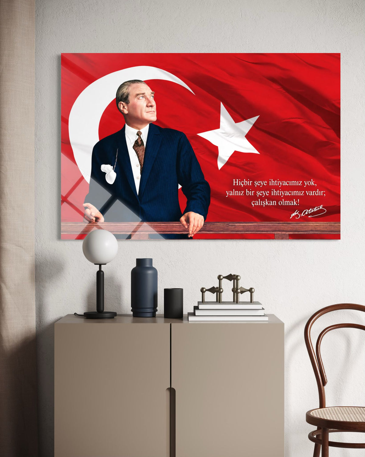Atatürk "Çalışkan Olmak" Sözlü Bayraklı Cam Tablo – Vatansever Duvar Dekoru
